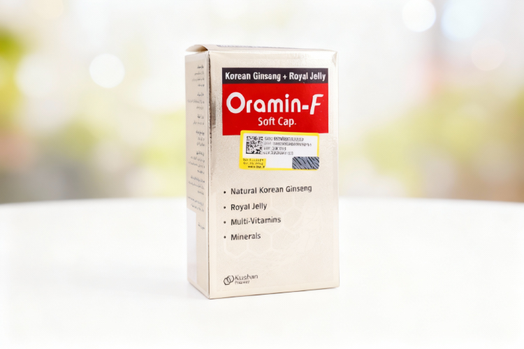 بهترین زمان مصرف قرص اورامین اف با جعبه محصول روی سطح سفید